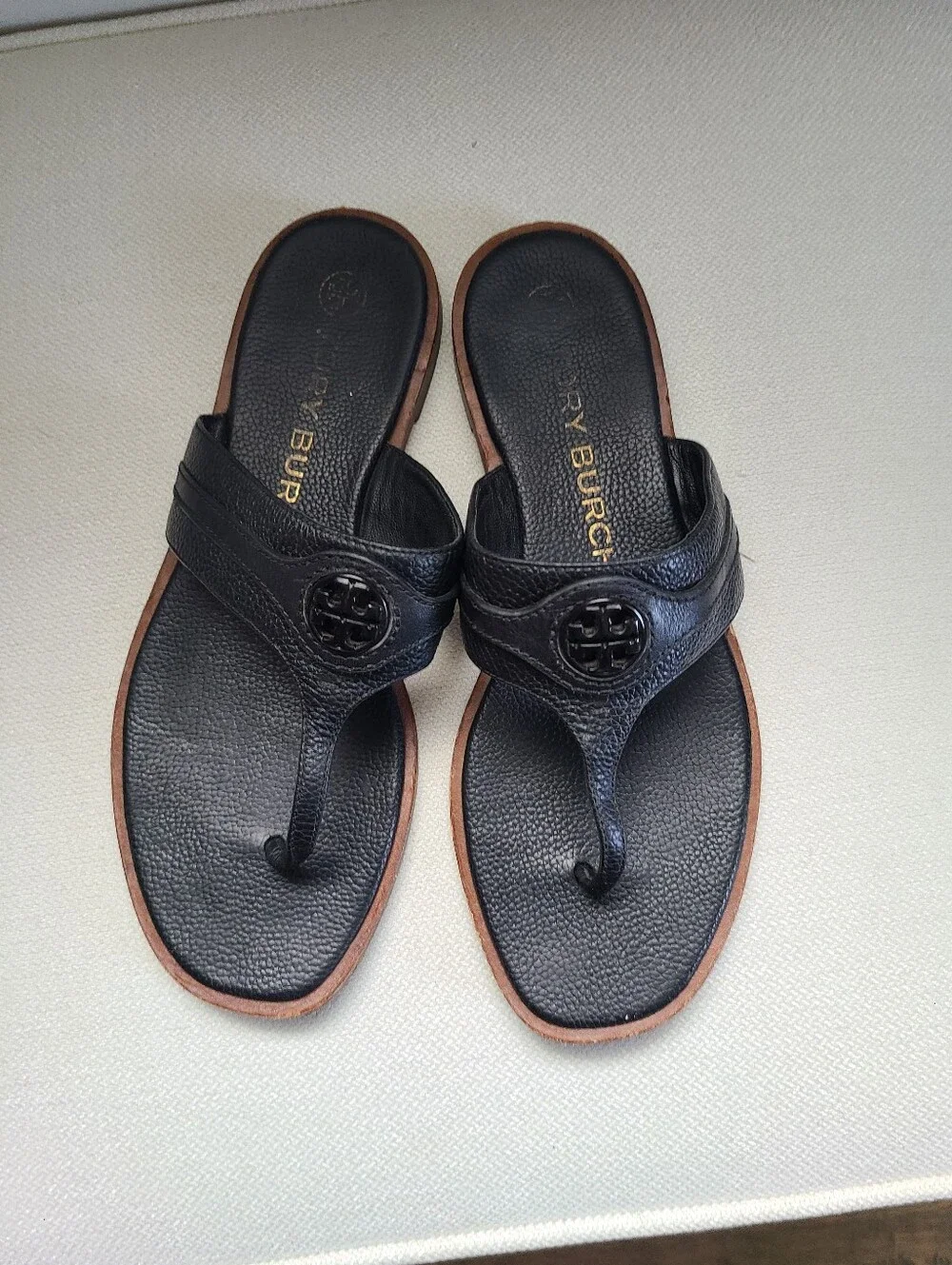 Tory Burch Carson Thong Welt Sandals In Black Pebbled Leather